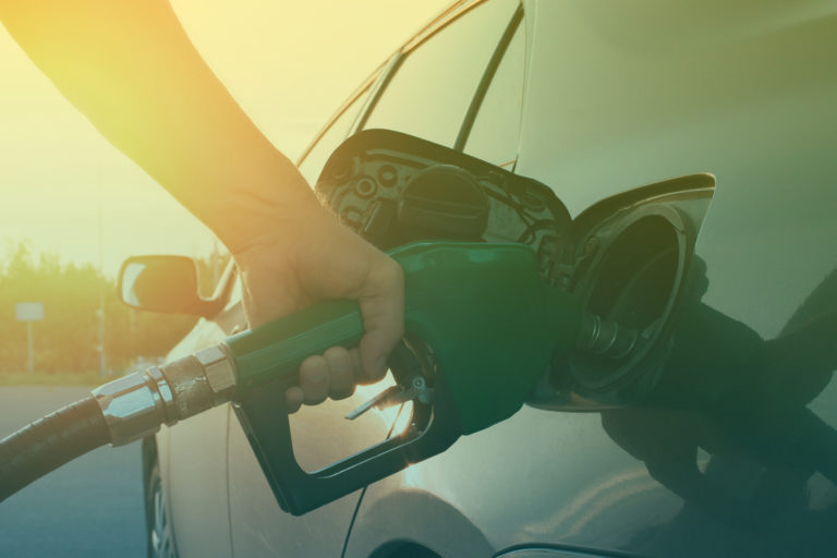 hand-guiding-the-fuel-in-the-car-3