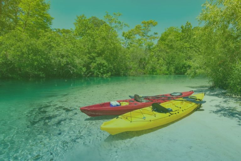 usa-florida-twee-kajaks-op-sandy-river-bank-3