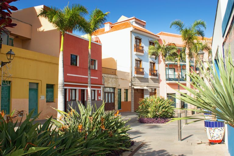 city-street-beautiful-colorful-typical-spanish-colonial-architecture-puerto-de-la-cruz-tenerife-canary-islands