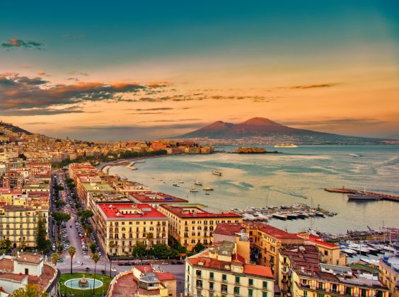 Road trip autour de Naples : 8 visites incontournables en voiture de location