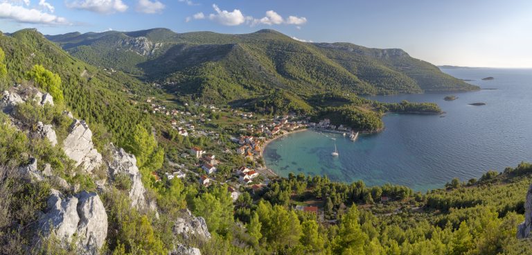 croatia-the-landscape-and-the-coast-of-peliesac-peninsula-near-zuliana-village-in-the-sunset-light