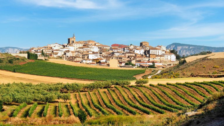 cirauqui-spain-26-05-2017-description-medieval-village-of-cirauqui-surrounded-by-vineyards-and-olive-trees-spain