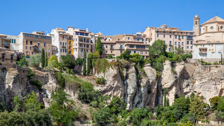 cuenca-houses-on-the-very-brink-of-cliff