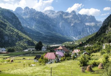 Road trip en Albanie : 5 étapes incontournables à faire en voiture de location