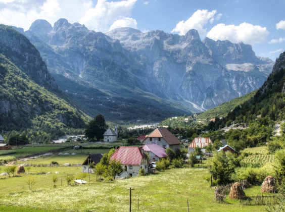 Road trip en Albanie : 5 étapes incontournables à faire en voiture de location