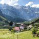 Road trip en Albanie : 5 étapes incontournables à faire en voiture de location
