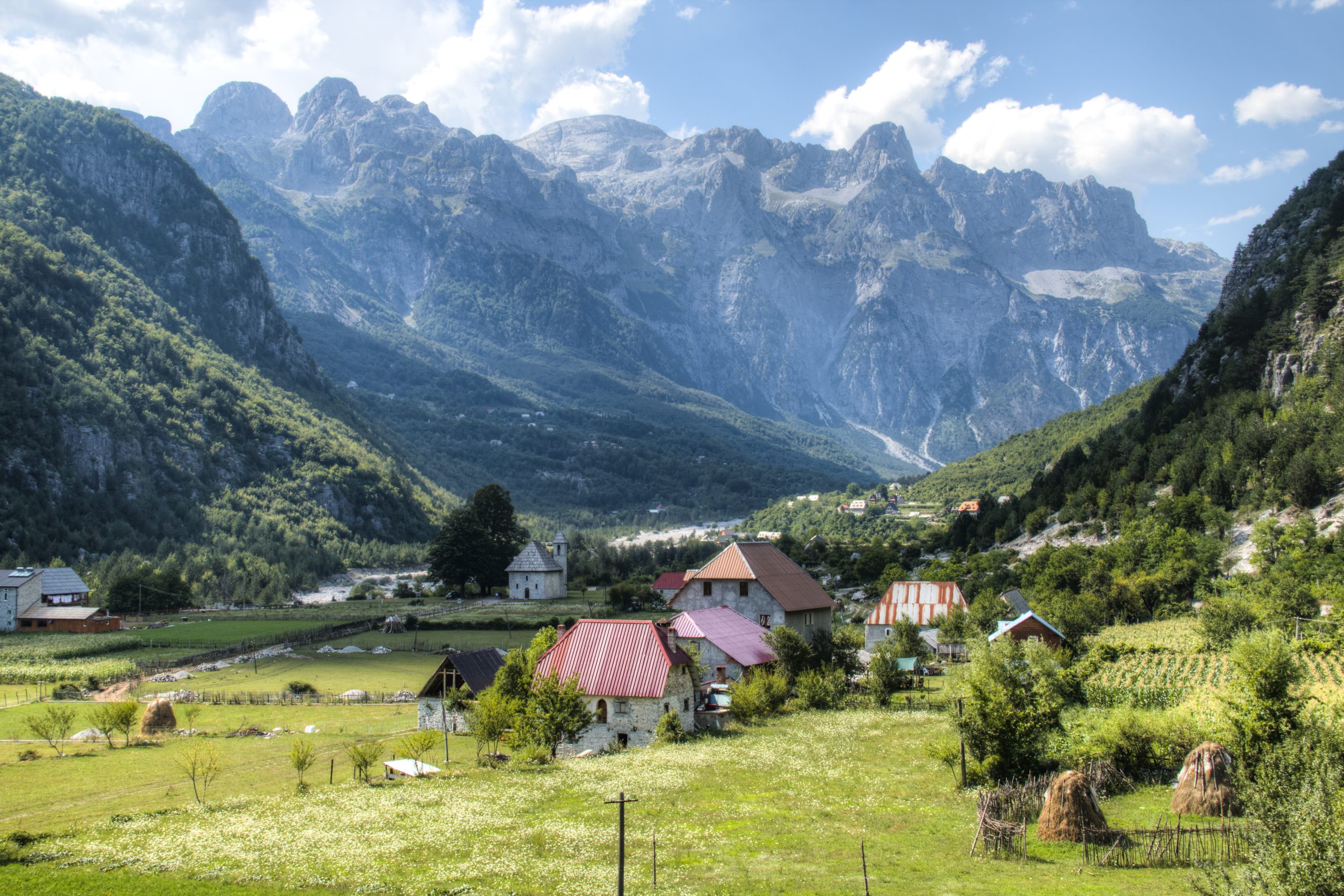 Road trip en Albanie : 5 étapes incontournables à faire en voiture de location