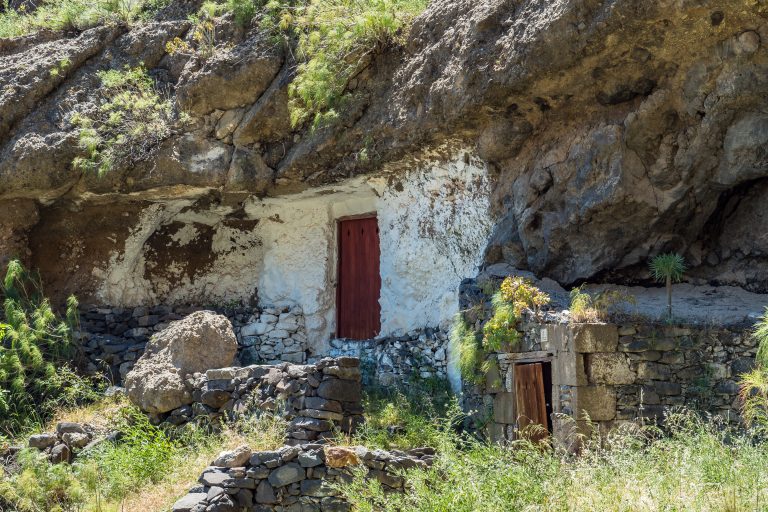 old-historical-cave-village-on-gran-canaria-called-acusa-seca
