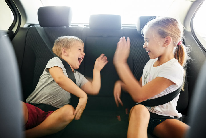 children-playing-while-traveling