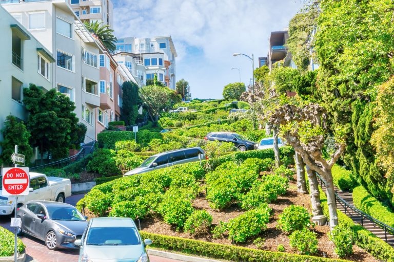 cars-traveling-down-crooked-lombard-street-in-san-francisco